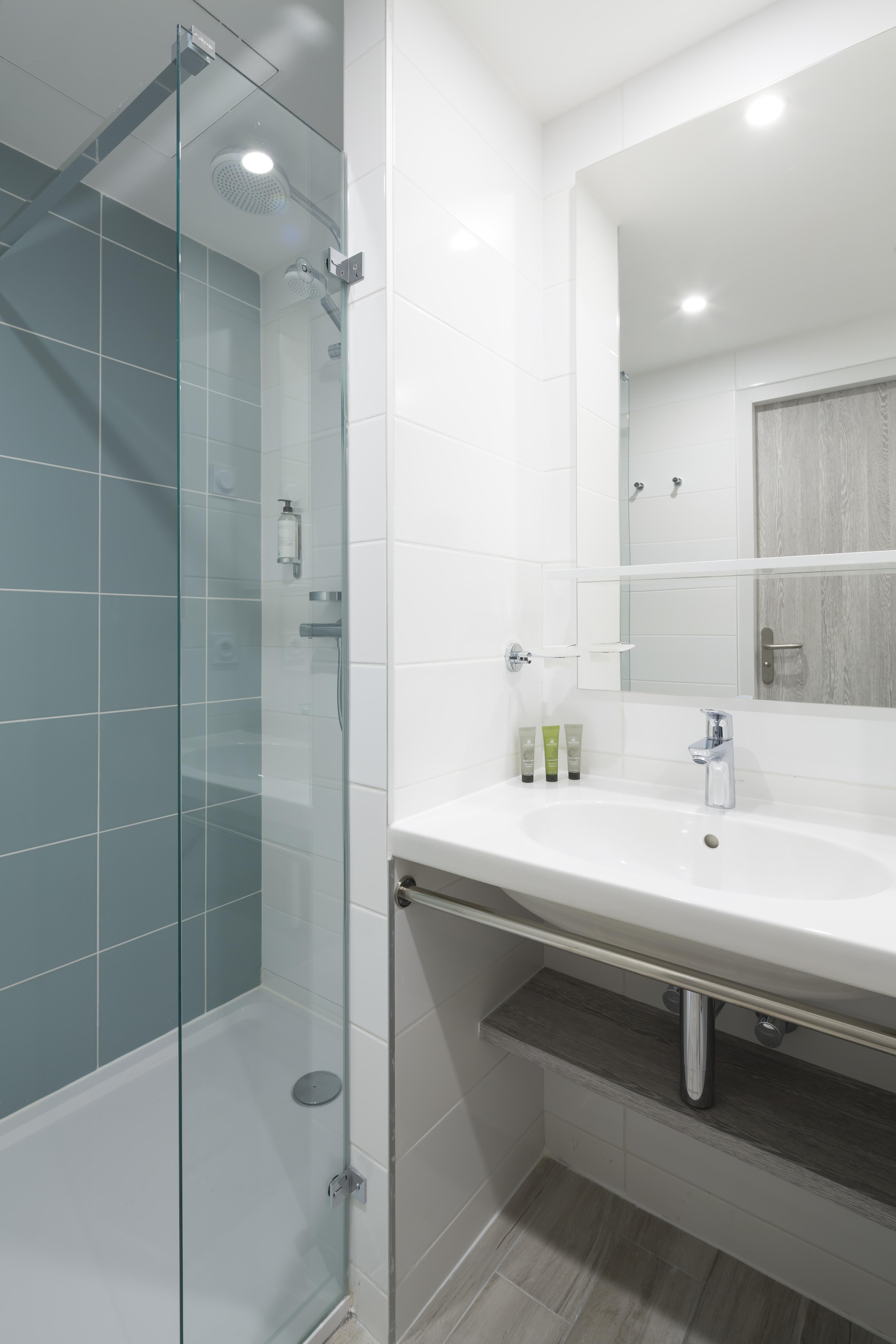 Logis Hotel Les Pins - Operalia Balaruc-les-Bains Bagian luar foto