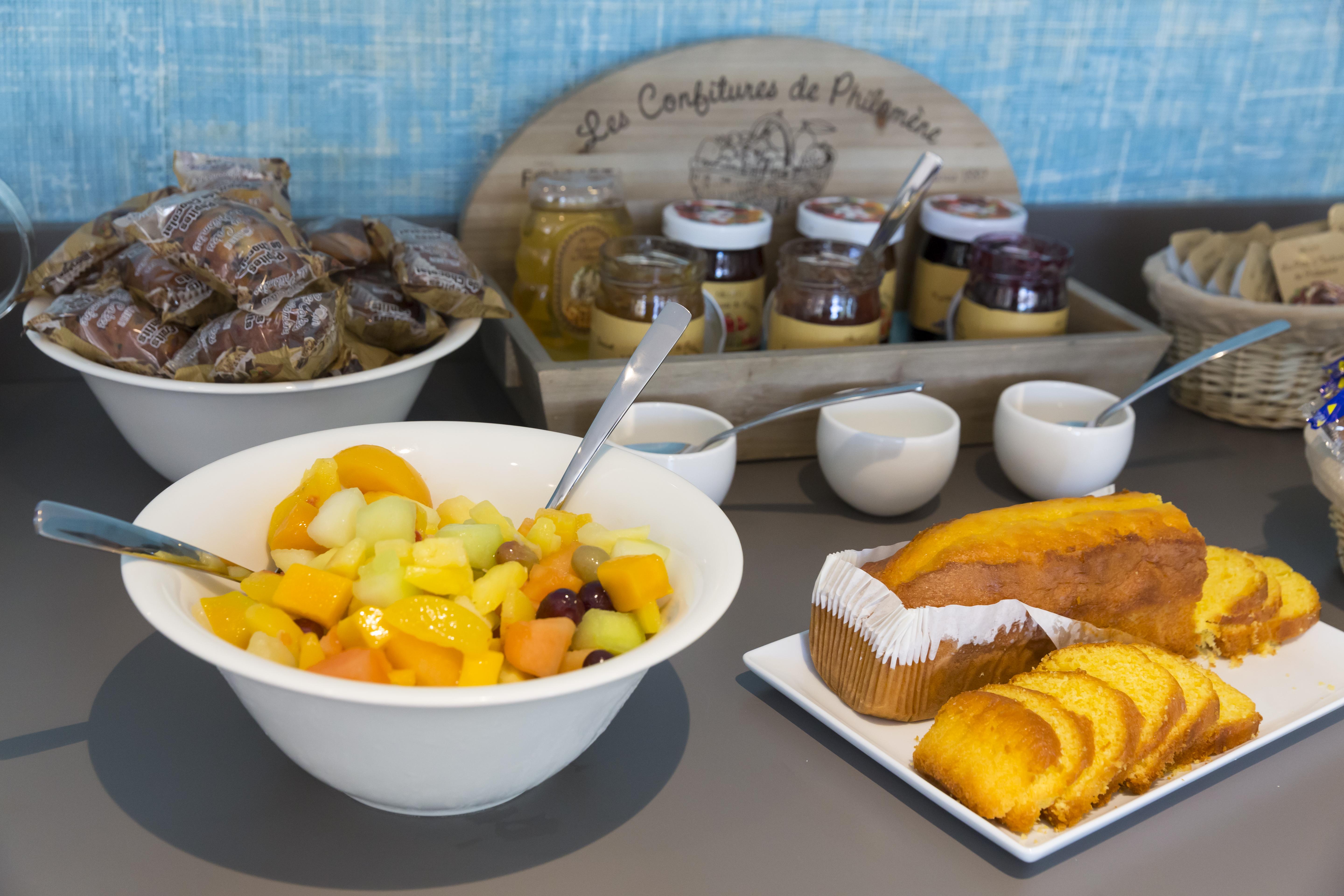 Logis Hotel Les Pins - Operalia Balaruc-les-Bains Bagian luar foto