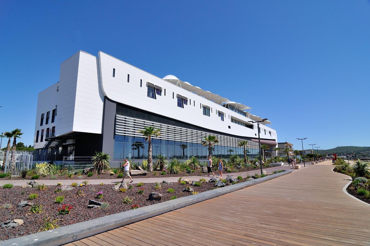 Logis Hotel Les Pins - Operalia Balaruc-les-Bains Bagian luar foto
