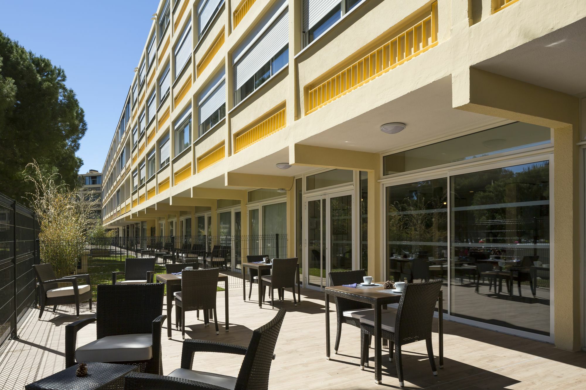 Logis Hotel Les Pins - Operalia Balaruc-les-Bains Bagian luar foto